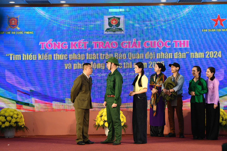 Đại tá, NSND Tự Long cùng các nghệ sĩ Nhà hát Chèo quân đội biểu diễn tiểu phẩm “Sai 1 ly, đi 1 đời” với chủ đề nâng cao ý thức tuân thủ chủ trương, chính sách, pháp luật của Đảng và Nhà nước tại buổi lễ. (Ảnh: TUẤN HUY)