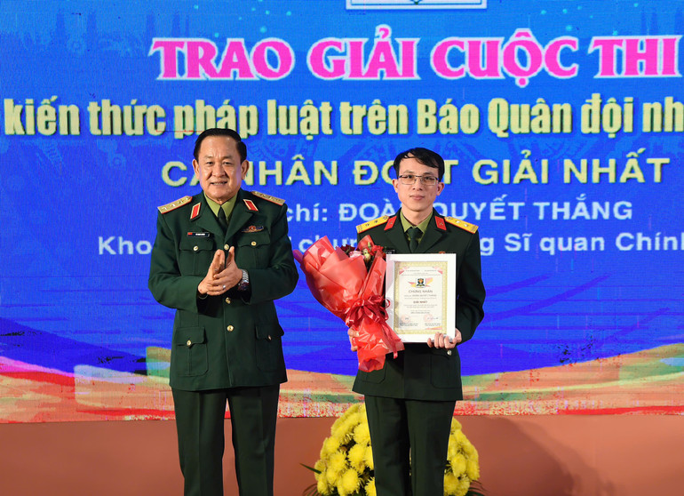 Thượng tướng Võ Minh Lương, Ủy viên Trung ương Đảng, Ủy viên Thường vụ Quân ủy Trung ương, Thứ trưởng Quốc phòng trao giải Nhất cá nhân cho đồng chí Đoàn Quyết Thắng, Khoa Quân sự chung, Trường Sĩ quan Chính trị. (Ảnh: TUẤN HUY)
