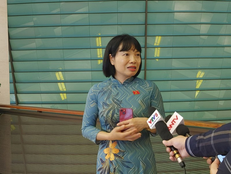 Đại biểu Nguyễn Thị Việt Nga - Đoàn đại biểu Quốc hội tỉnh Hải Dương trả lời phỏng vấn bên lề Kỳ họp thứ 5. (Ảnh: TRUNG HƯNG)