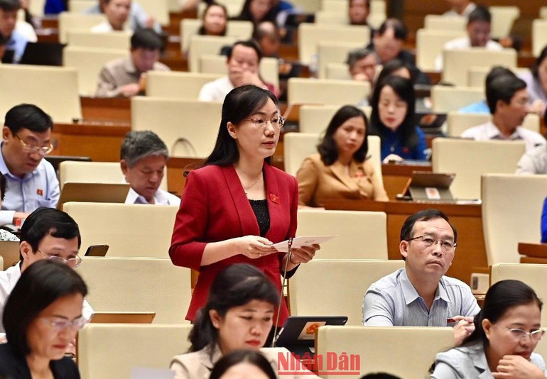 Đại biểu Đỗ Thị Việt Hà - Đoàn đại biểu Quốc hội tỉnh Bắc Giang phát biểu tranh luận. (Ảnh: ĐĂNG KHOA)