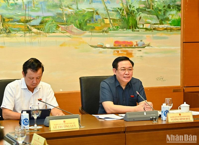 Chủ tịch Quốc hội Vương Đình Huệ - đại biểu Quốc hội Đoàn thành phố Hải Phòng phát biểu thảo luận tại Tổ 4. (Ảnh: DUY LINH)