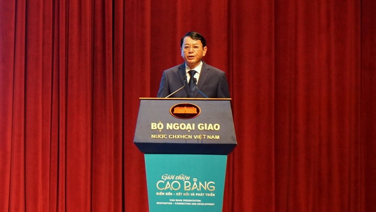 Ông Hoàng Xuân Ánh, Phó Bí thư Tỉnh ủy, Chủ tịch Ủy ban nhân dân tỉnh Cao Bằng phát biểu tại hội nghị. (Ảnh: TRUNG HƯNG)