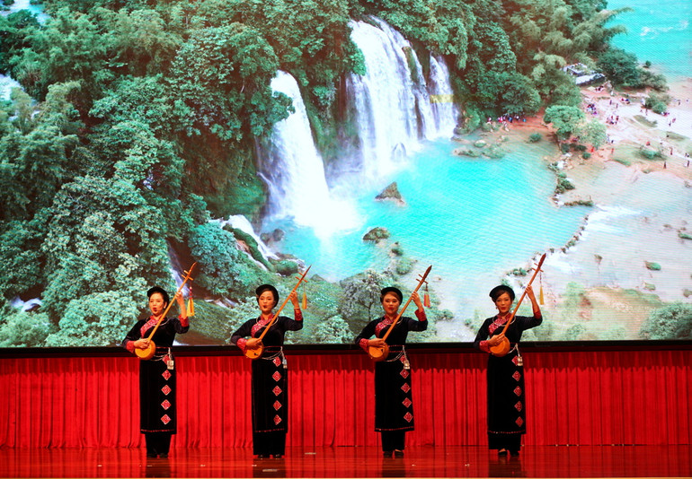 Biểu diễn hát Then tại lễ khai mạc hội nghị. (Ảnh: TRUNG HƯNG)