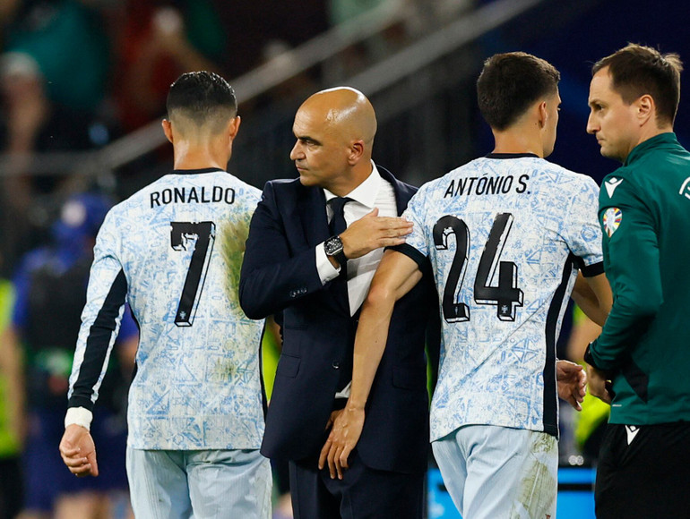 Trước những chỉ trích, HLV Roberto Martinez đã lên tiếng bảo vệ Cristiano Ronaldo và các đồng đội. (Ảnh: REUTERS)