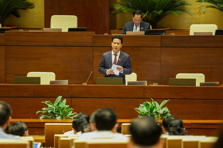 Bộ trưởng Tài nguyên và Môi trường Đặng Quốc Khánh phát biểu giải trình, làm rõ một số vấn đề đại biểu Quốc hội nêu. (Ảnh: DUY LINH)