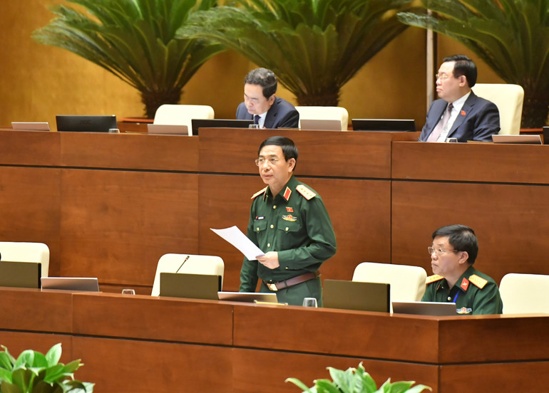 Bộ trưởng Quốc phòng Phan Văn Giang phát biểu giải trình, làm rõ một số vấn đề đại biểu Quốc hội nêu. (Ảnh: ĐĂNG KHOA)