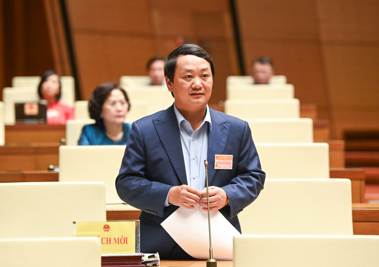 Bộ trưởng, Chủ nhiệm Ủy ban Dân tộc Hầu A Lềnh giải trình, làm rõ một số nội dung đại biểu Quốc hội nêu tại phiên thảo luận. (Ảnh: DUY LINH)