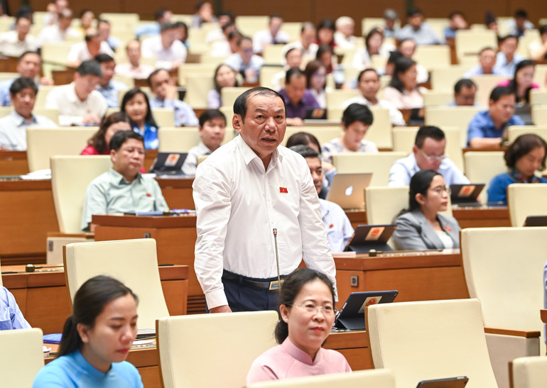Bộ trưởng Văn hóa, Thể thao và Du lịch Nguyễn Văn Hùng giải trình, làm rõ ý kiến đại biểu Quốc hội nêu tại phiên thảo luận. (Ảnh: DUY LINH)