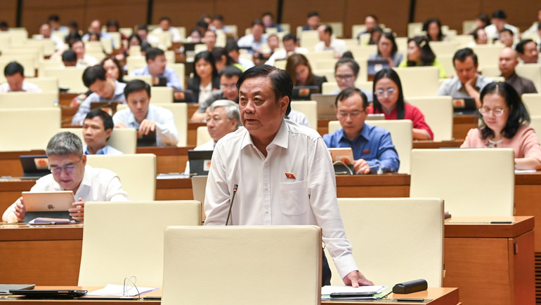 Bộ trưởng Nông nghiệp và Phát triển nông thôn Lê Minh Hoan giải trình, làm rõ một số nội dung đại biểu Quốc hội nêu tại phiên thảo luận. (Ảnh: DUY LINH)