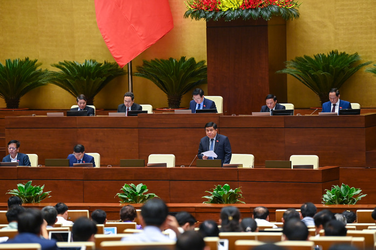 Bộ trưởng Kế hoạch và Đầu tư Nguyễn Chí Dũng giải trình, làm rõ ý kiến đại biểu Quốc hội nêu tại phiên thảo luận. (Ảnh: DUY LINH)