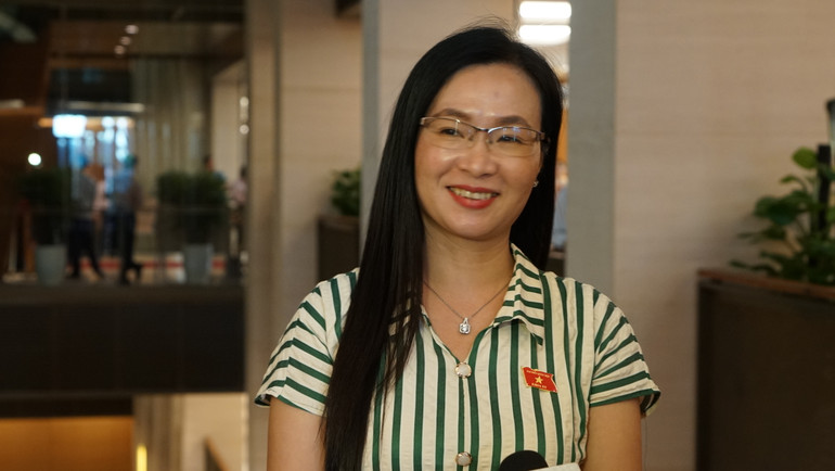 Đại biểu Trần Thị Thu Hằng (Đắk Nông) trao đổi với báo chí bên hành lang Quốc hội. (Ảnh: TRUNG HƯNG)