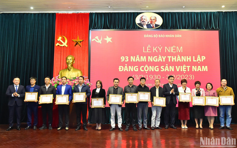 Trao Giấy khen của Đảng ủy Báo Nhân Dân cho các đảng viên có thành tích hoàn thành xuất sắc nhiệm vụ năm 2022. (Ảnh: THỦY NGUYÊN)