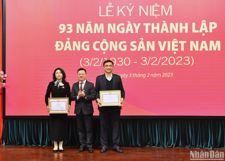 Đồng chí Lê Quốc Minh trao Bằng khen của Đảng ủy Khối các cơ quan Trung ương cho các đảng viên có thành tích hoàn thành xuất sắc nhiệm vụ 5 năm liền (2017-2021) thuộc Đảng bộ Báo Nhân Dân. (Ảnh: THỦY NGUYÊN)