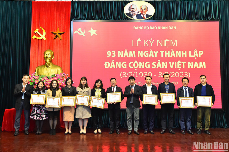 Trao Giấy khen của Đảng ủy Báo Nhân Dân cho các đảng viên có thành tích hoàn thành xuất sắc nhiệm vụ năm 2022. (Ảnh: THỦY NGUYÊN)