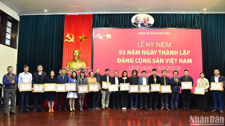 Trao Giấy khen của Đảng ủy Báo Nhân Dân cho các đảng viên có thành tích hoàn thành xuất sắc nhiệm vụ năm 2022. (Ảnh: THỦY NGUYÊN)