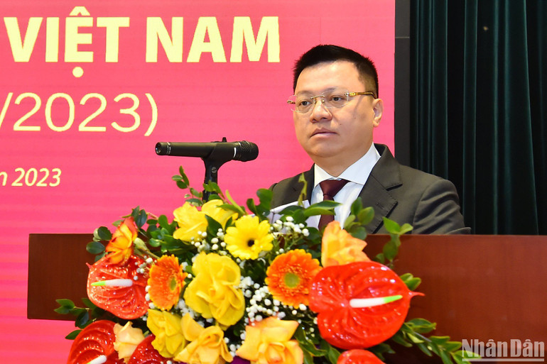 Tổng Biên tập Lê Quốc Minh đọc diễn văn tại lễ kỷ niệm. (Ảnh: THỦY NGUYÊN)