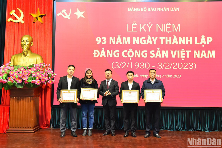Đồng chí Lê Quốc Minh trao Giấy khen của Đảng ủy Báo Nhân Dân cho các Đảng bộ, chi bộ trực thuộc đạt tiêu chuẩn “Hoàn thành xuất sắc nhiệm vụ” năm 2022. (Ảnh: THỦY NGUYÊN)
