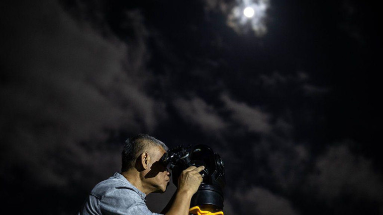Quan sát siêu trăng ở Indonesia. (Ảnh: Getty Images) Quan sát siêu trăng ở Indonesia. (Ảnh: Getty Images)