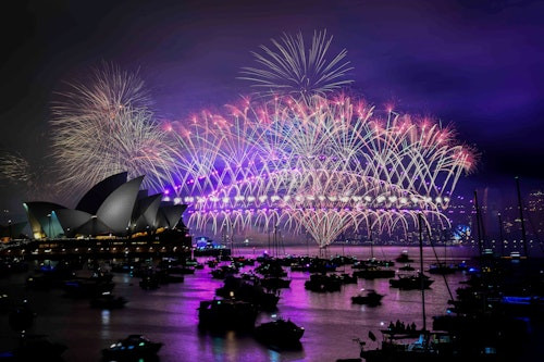 Màn pháo hoa kéo dài 12 phút, trải dài 7km dọc theo cảng Sydney. (Ảnh: AAP Image/Reuters)