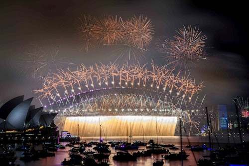 Với 23.000 loạt pháo hoa và hơn 13.000 quả pháo trên không, sự kiện thu hút hàng nghìn người dân địa phương và du khách từ khắp nơi trên thế giới. (Ảnh: AAP Image/Reuters)