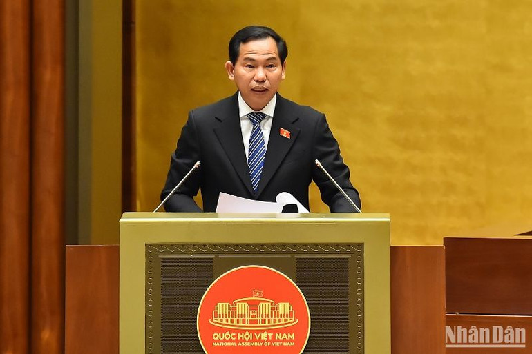 Chủ nhiệm Ủy ban Tài chính, Ngân sách của Quốc hội Lê Quang Mạnh trình bày Báo cáo thẩm tra quyết toán ngân sách nhà nước năm 2021. (Ảnh: THỦY NGUYÊN)