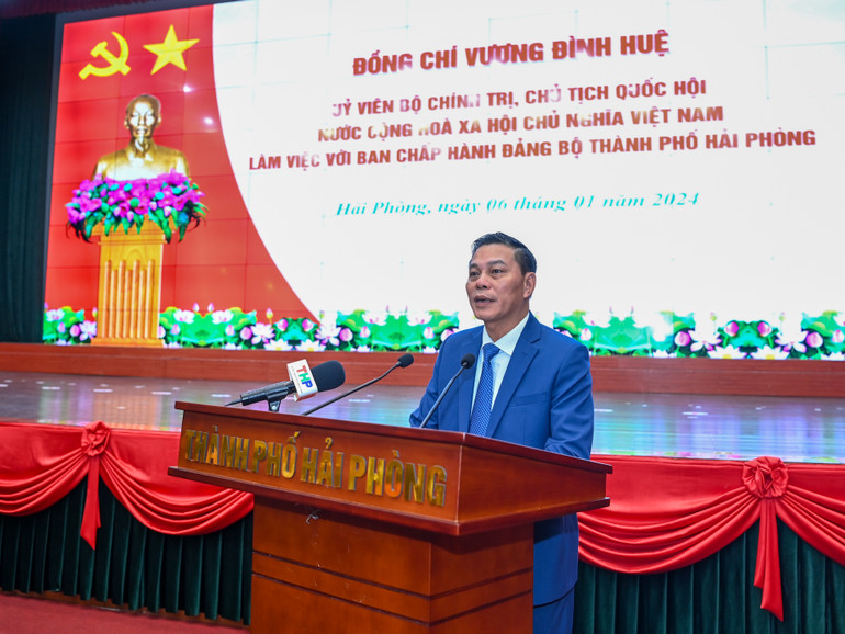 Chủ tịch UBND thành phố Hải Phòng Nguyễn Văn Tùng báo cáo tại buổi làm việc. Chủ tịch UBND thành phố Hải Phòng Nguyễn Văn Tùng báo cáo tại buổi làm việc.