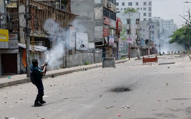Cảnh sát bắn hơi cay để giải tán người biểu tình trên đường phố Dhaka, Bangladesh, ngày 19/7/2024. (Ảnh: Reuters)