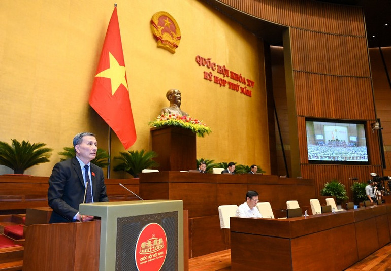 Chủ nhiệm Ủy ban Khoa học, Công nghệ và Môi trường Lê Quang Huy trình bày báo cáo về một số vấn đề lớn giải trình, tiếp thu, chỉnh lý dự thảo Luật Bảo vệ quyền lợi người tiêu dùng (sửa đổi) trình Quốc hội xem xét, thông qua. (Ảnh: DUY LINH)