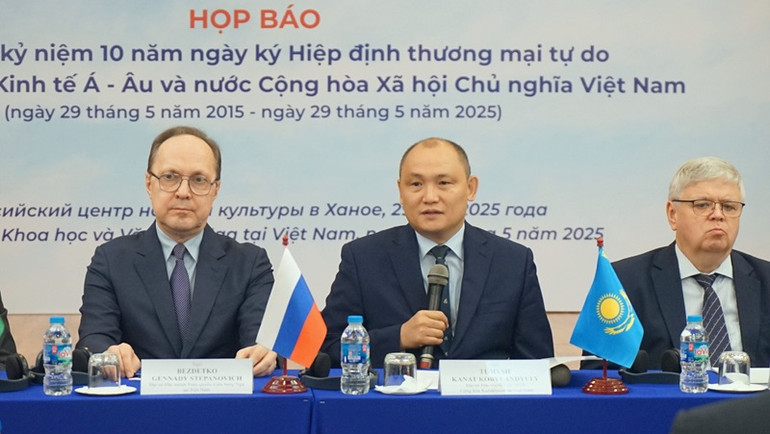 Đại sứ Kazakhstan Kanat Tumysh (giữa) phát biểu. (Ảnh: TRUNG HƯNG)