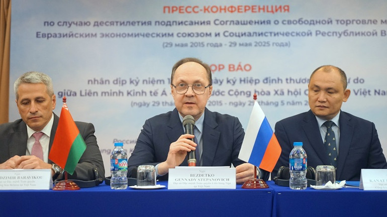 Đại sứ Liên bang Nga tại Việt Nam Gennady Bezdetko (giữa) phát biểu. (Ảnh: TRUNG HƯNG)