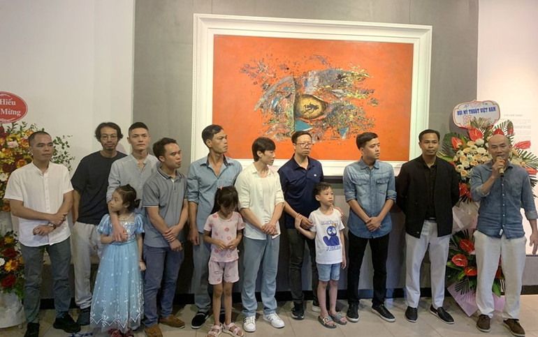 Các nghệ sĩ tại triển lãm. (Ảnh: TRUNG HƯNG)