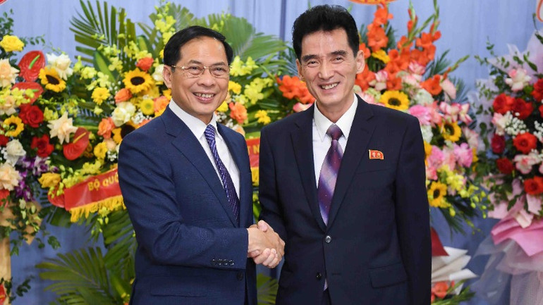 Phó Thủ tướng, Bộ trưởng Ngoại giao Bùi Thanh Sơn và Đại sứ Triều Tiên Ri Sung Guk tại buổi lễ. (Ảnh: Báo Thế giới và Việt Nam)
