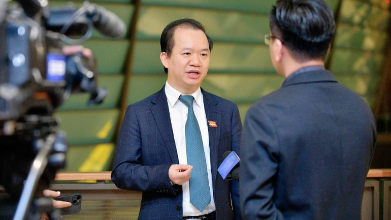 PGS, TS Bùi Hoài Sơn - Ủy viên chuyên trách Ủy ban Văn hóa và Xã hội của Quốc hội trả lời phỏng vấn báo chí bên hành lang Quốc hội. PGS, TS Bùi Hoài Sơn - Ủy viên chuyên trách Ủy ban Văn hóa và Xã hội của Quốc hội trả lời phỏng vấn báo chí bên hành lang Quốc hội.
