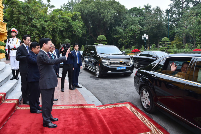 Chủ tịch nước Võ Văn Thưởng chào Thủ tướng nước Cộng hòa Dân chủ Nhân dân Lào Sonexay Siphandone sau buổi tiếp.