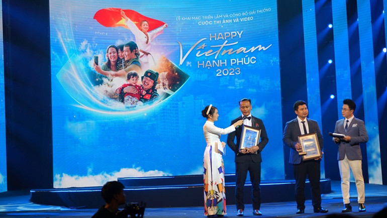 Hai tác giả đạt giải cao nhất cuộc thi chia sẻ cảm xúc khi nhận giải. (Ảnh: TRUNG HƯNG)