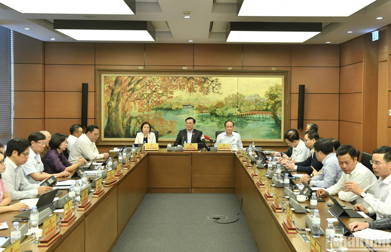 Quang cảnh buổi họp tại tổ, sáng 24/10 của Đoàn đại biểu Quốc hội thành phố Hà Nội. (Ảnh: ĐĂNG KHOA)