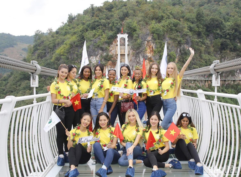 Các thí sinh tham gia trải nghiệm cây cầu kính dài nhất thế giới tại huyện Mộc Châu.