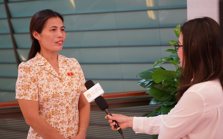 Đại biểu Hồ Thị Minh - Đoàn đại biểu Quốc hội tỉnh Quảng Trị trao đổi với phóng viên bên lề Kỳ họp thứ 5. (Ảnh: TRUNG HƯNG)