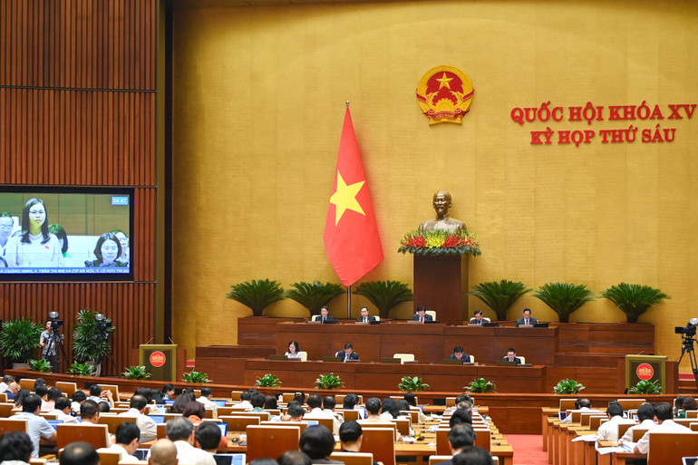 Quang cảnh phiên họp của Quốc hội sáng 2/11. (Ảnh: DUY LINH)