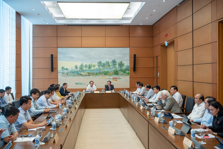 Quang cảnh thảo luận tại Tổ 4. (Ảnh: DUY LINH)