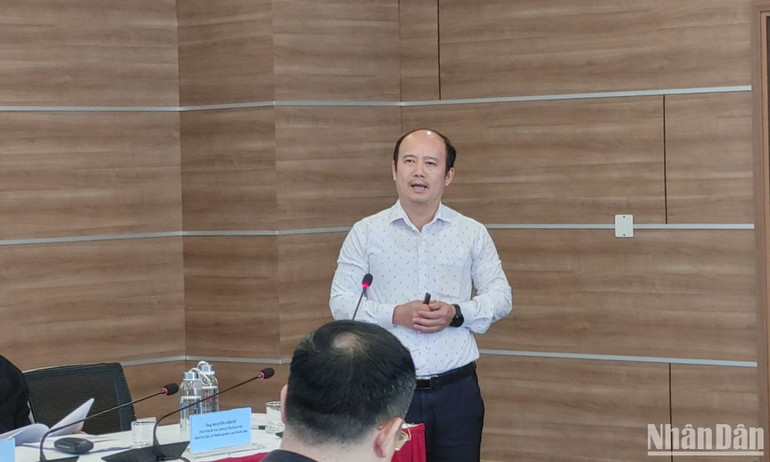 Ông Vũ Duyên Hải, Phó Vụ trưởng Vụ Khai thác thủy sản, Tổng cục Thủy sản chia sẻ với báo chí về tình hình chống khai thác IUU ở Việt Nam. (Ảnh: TRUNG HƯNG)