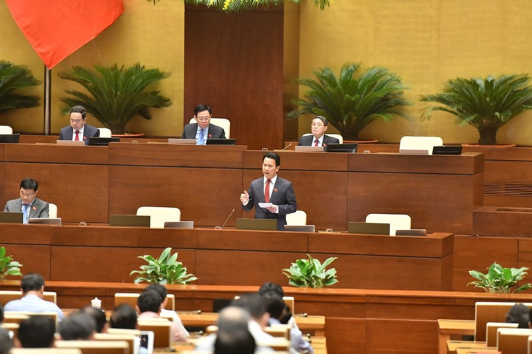 Bộ trưởng Tài nguyên và Môi trường Đặng Quốc Khánh giải trình, làm rõ một số vấn đề đại biểu Quốc hội nêu. (Ảnh: ĐĂNG KHOA)