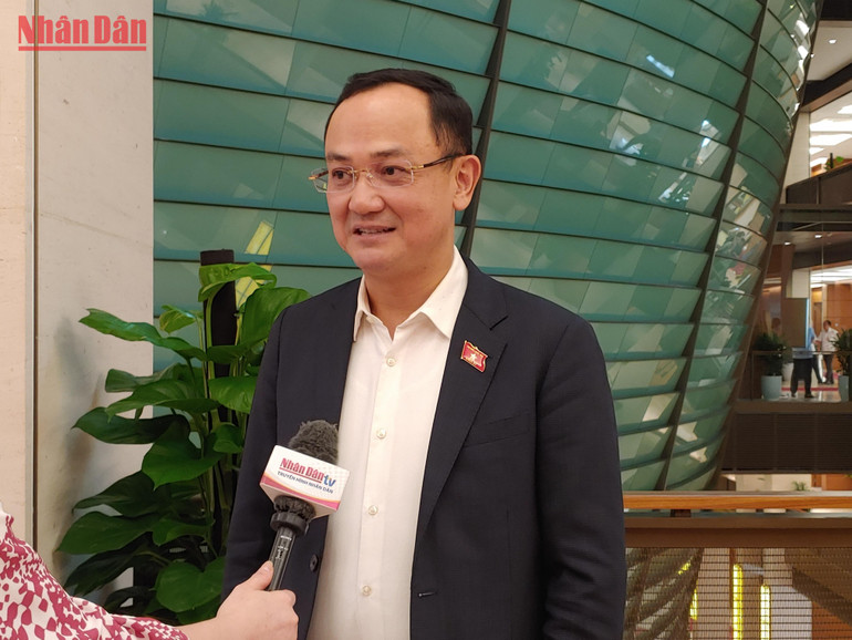 Đại biểu Nguyễn Ngọc Sơn (Hải Dương) trao đổi với báo chí bên hành lang Quốc hội. (Ảnh: TRUNG HƯNG)