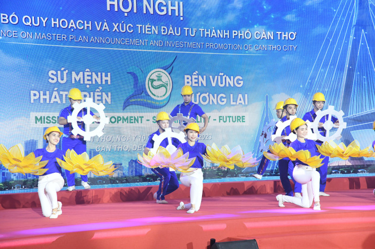 Một tiết mục văn nghệ biểu diễn tại hội nghị.