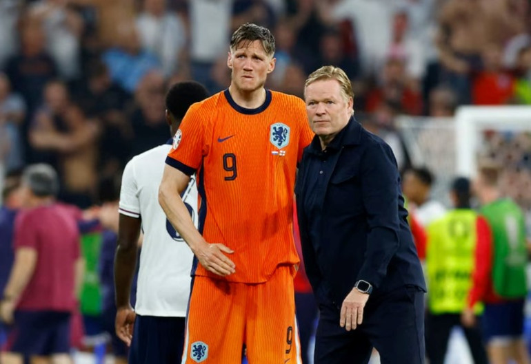 HLV Ronald Koeman và Wout Weghorst sau trận bán kết. (Ảnh: Reuters) HLV Ronald Koeman và Wout Weghorst sau trận bán kết. (Ảnh: Reuters)