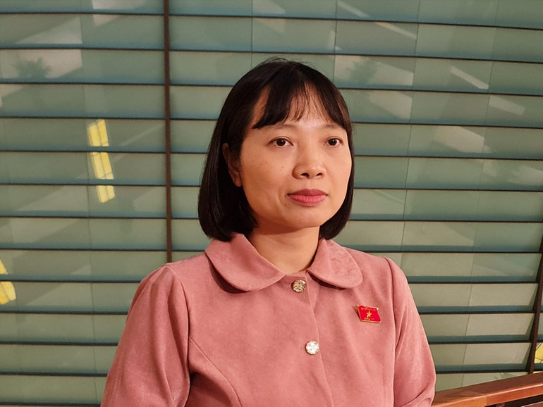 Đại biểu Nguyễn Thị Việt Nga (Hải Dương) trao đổi với báo chí bên hành lang Quốc hội.