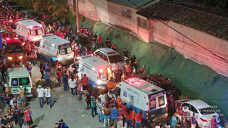 Hàng chục xe cứu thương được điều tới hiện trường. (Ảnh: Văn phòng Tổng thống El Salvador)