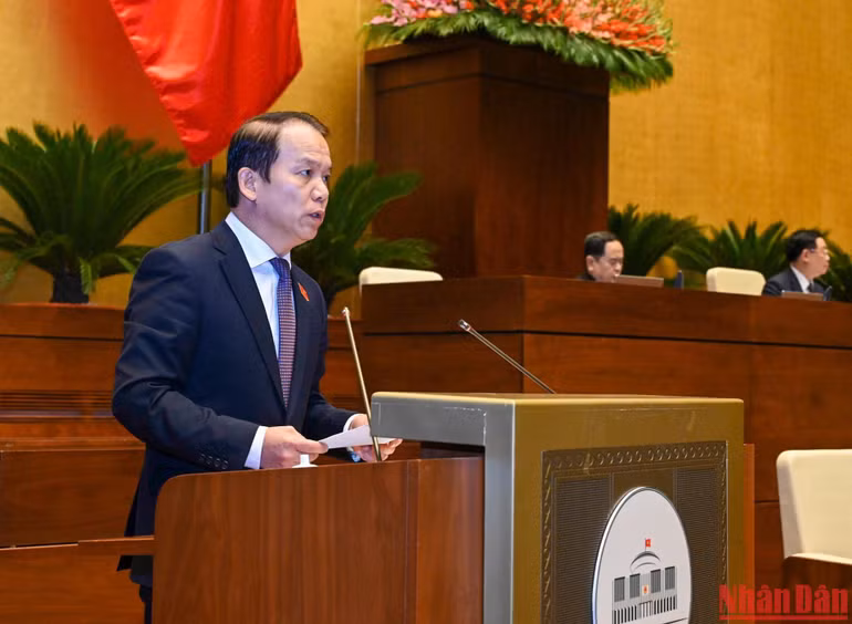 Chủ nhiệm Ủy ban Pháp luật của Quốc hội Hoàng Thanh Tùng trình bày Báo cáo Thẩm tra dự thảo Nghị quyết của Quốc hội về thời hiệu xử lý kỷ luật đối với cán bộ, công chức, viên chức. (Ảnh: THỦY NGUYÊN)