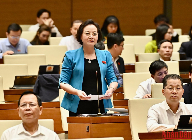 Bộ trưởng Nội vụ Phạm Thị Thanh Trà phát biểu tại phiên thảo luận chiều 27/10. Ảnh: ĐĂNG KHOA