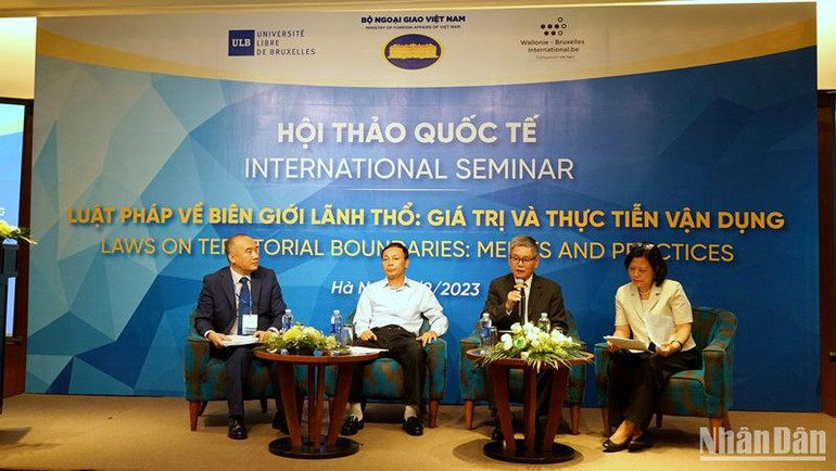 Các chuyên gia, học giả cùng đại diện các bộ, ngành tham gia thảo luận tại hội thảo. (Ảnh: TRUNG HƯNG)